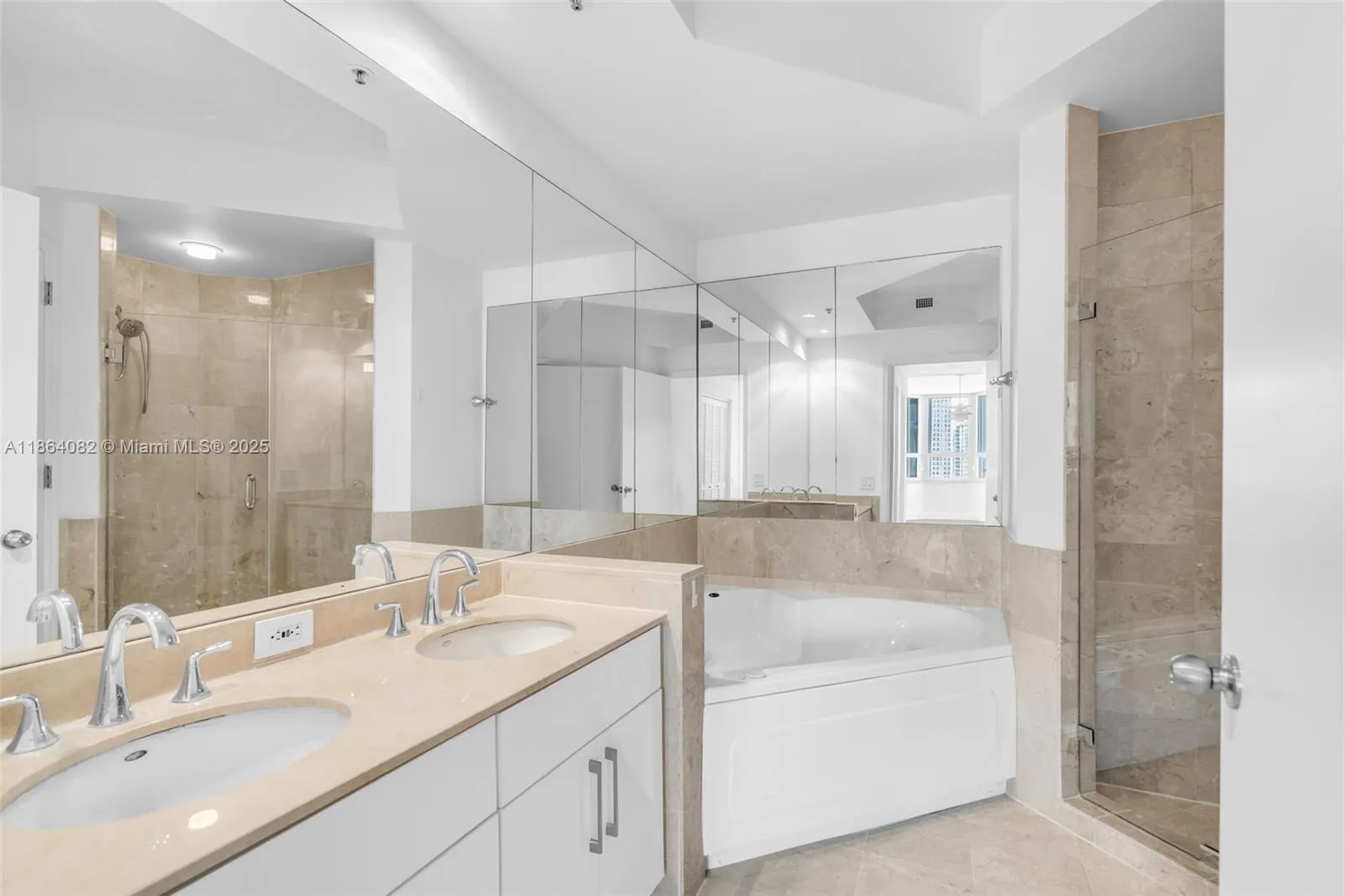 Miami, Florida 33131, United States, 2 Bedrooms Bedrooms, ,3 BathroomsBathrooms,Residential,Active,197939