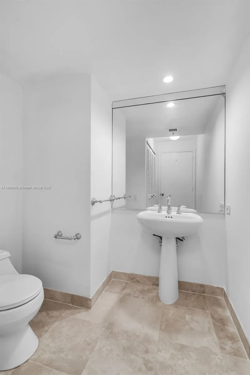 Miami, Florida 33131, United States, 2 Bedrooms Bedrooms, ,3 BathroomsBathrooms,Residential,Active,197939