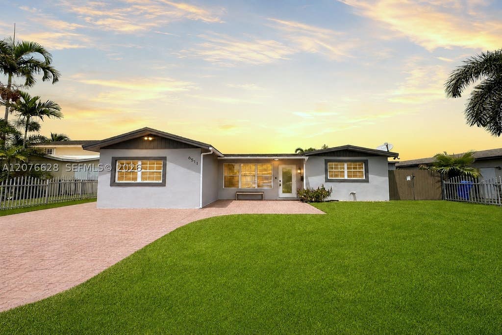 Photo of 6511 Park St, Hollywood, FL 33024 (MLS # A12076628)