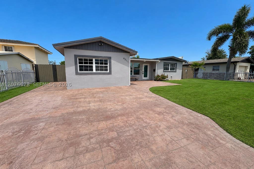 Photo of 6511 Park St, Hollywood, FL 33024 (MLS # A12076628)