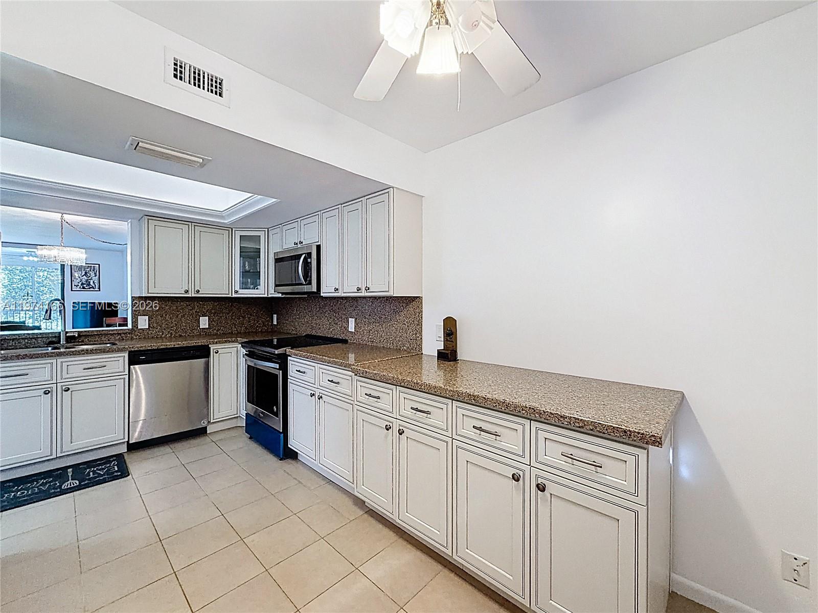 32 OF PALM SPRINGS 3 COND - Residential