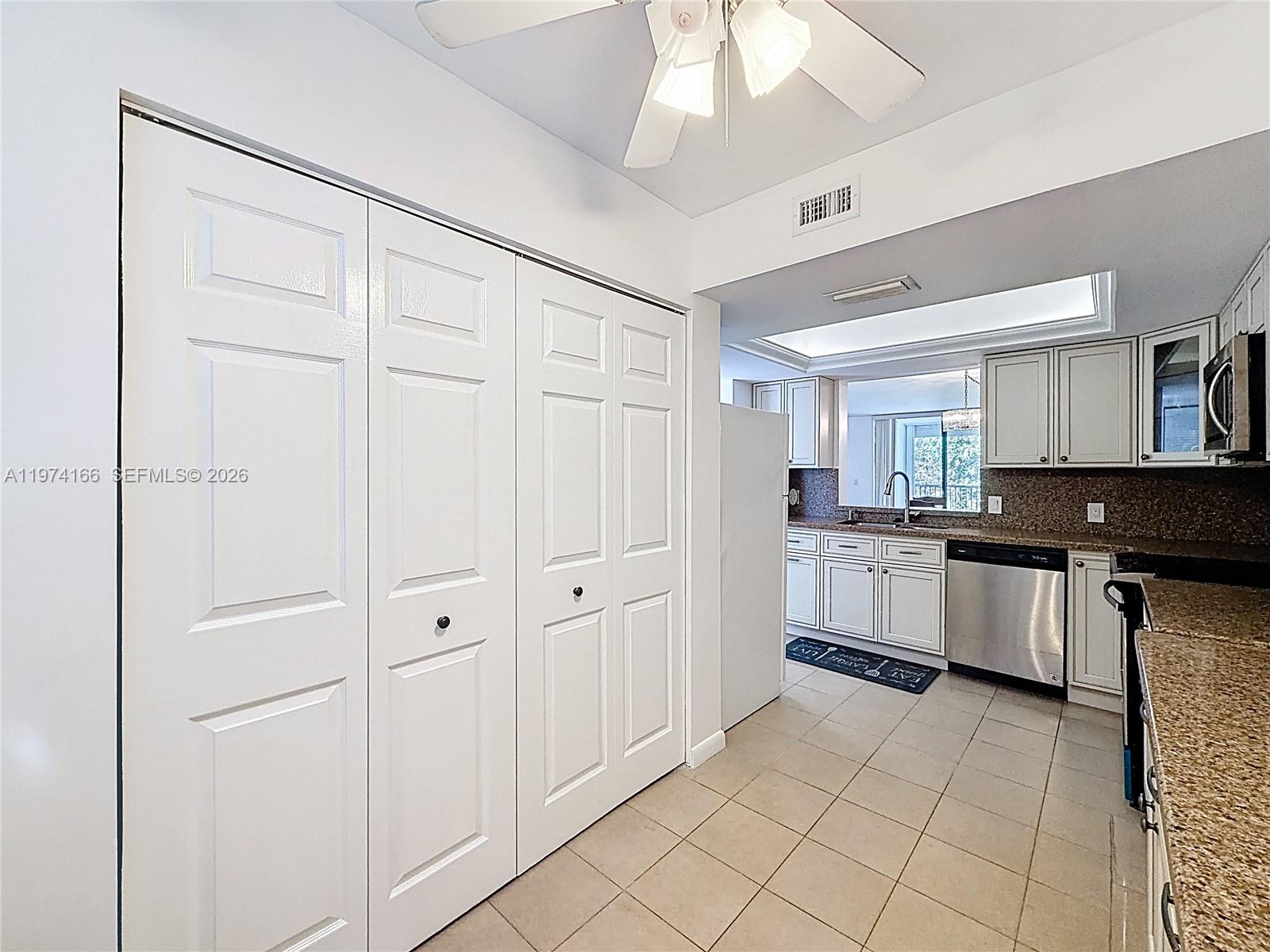 32 OF PALM SPRINGS 3 COND - Residential