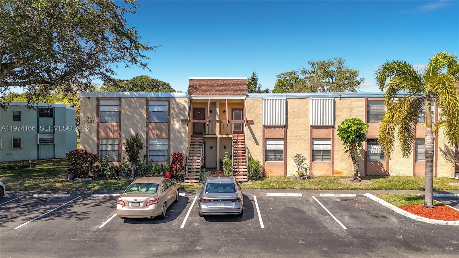 32 OF PALM SPRINGS 3 COND - Residential