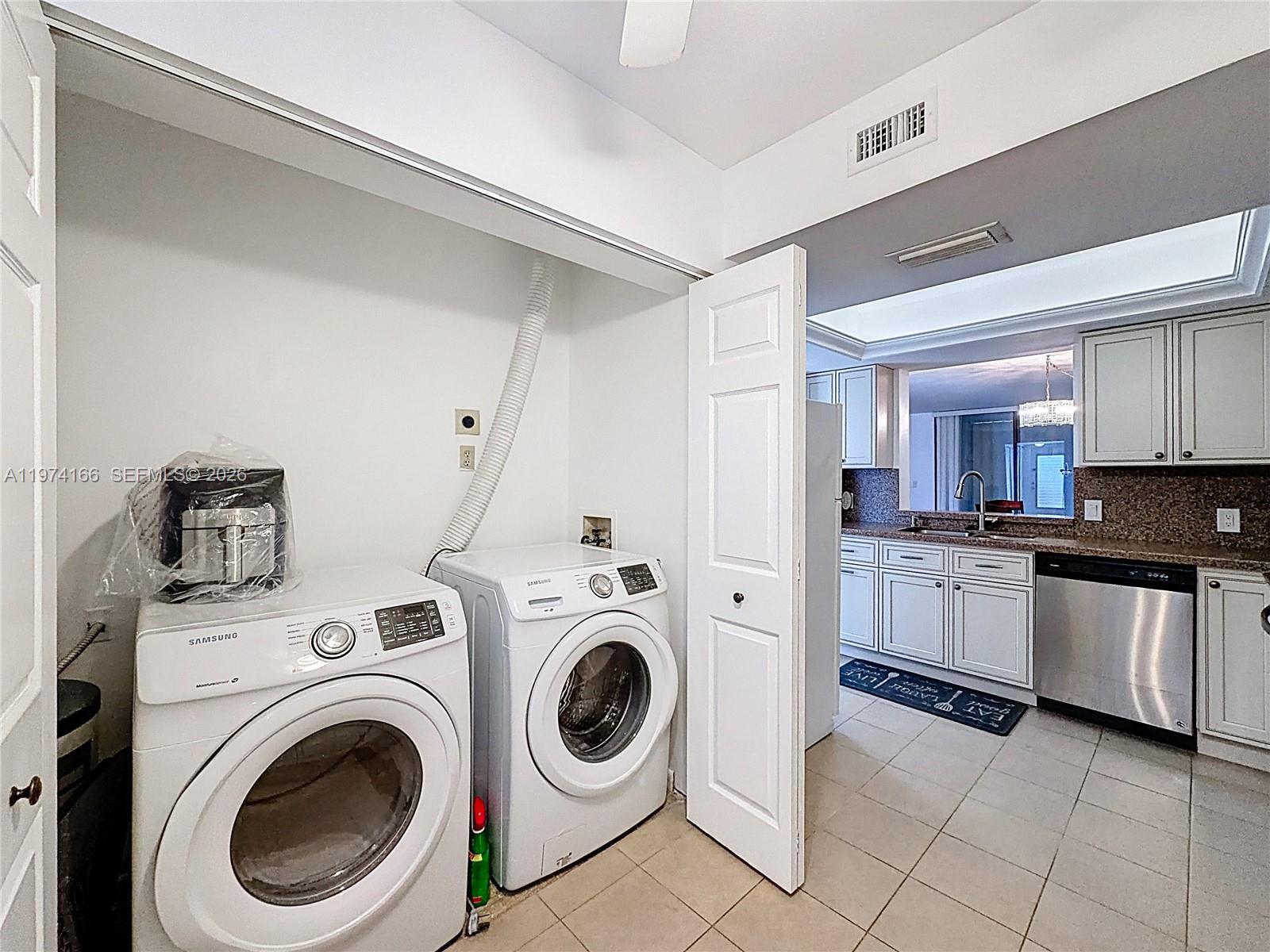 32 OF PALM SPRINGS 3 COND - Residential