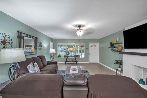 Single Family Residence in Hollywood FL 315 31st Ct 6.jpg