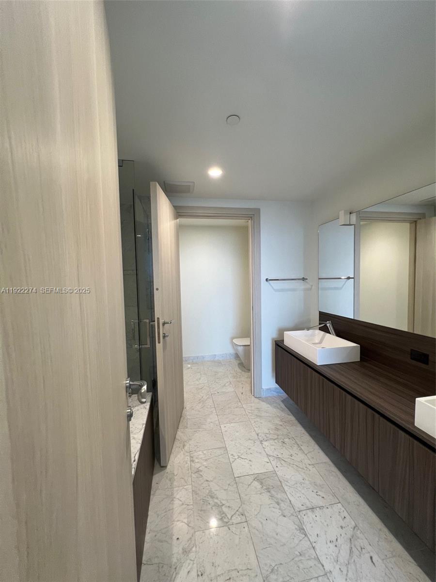 1000 Brickell Plz 3211