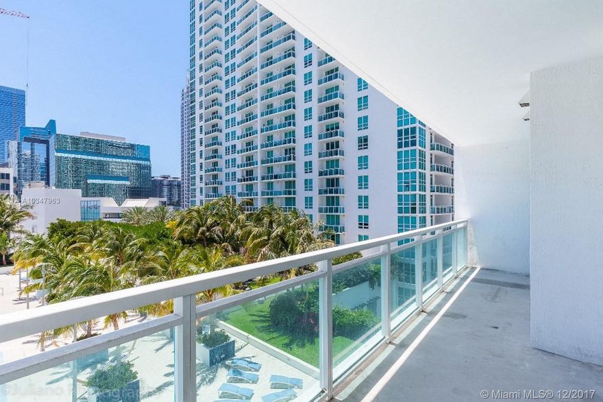 Best location in Brickell, spacious unit, floor to ceiling windows, amazing city views, luxury building with all the amenities. Steps from Brickell City Centre