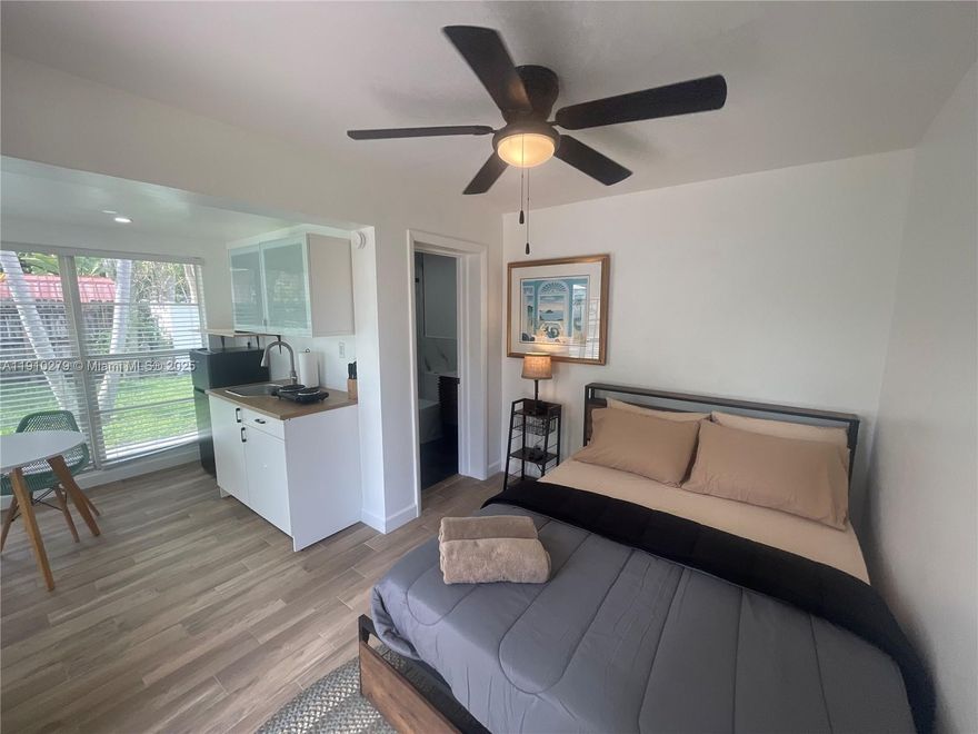 Bright Studio unit, located just minutes from vibrant Wilton Manors and a short drive to the beach. Designed for comfort and convenience, the space features modern furnishings & kitchenette.