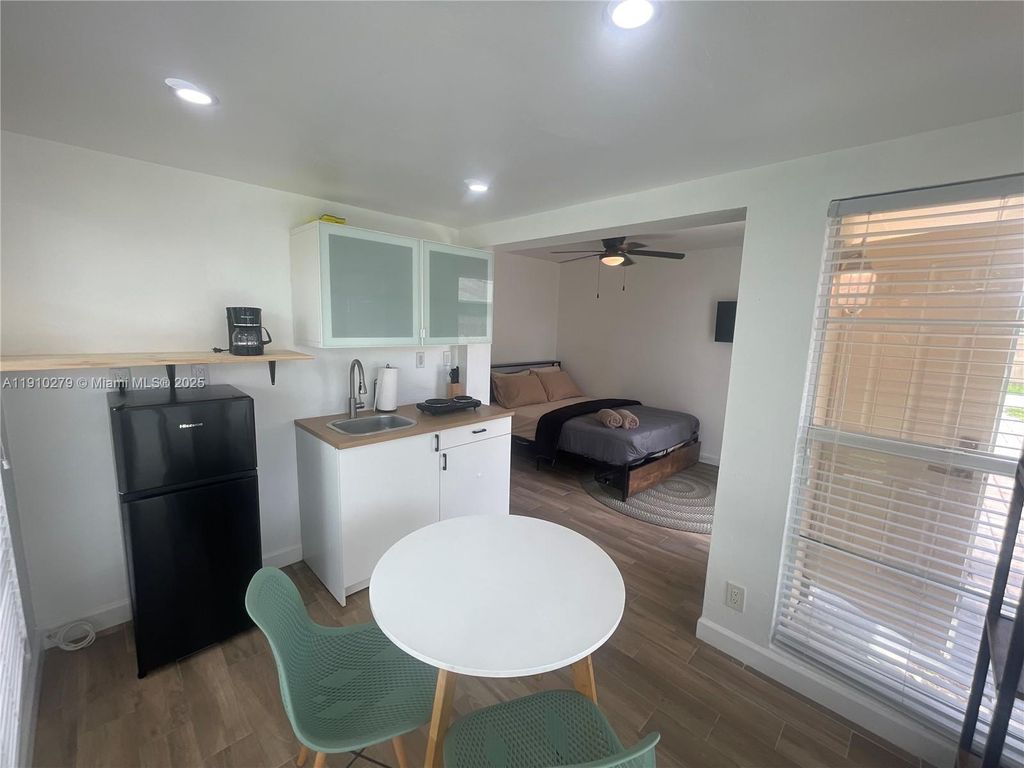 Photo of 1505 NE 15th Ave #4, Fort Lauderdale, FL 33304 (MLS # A11910279)