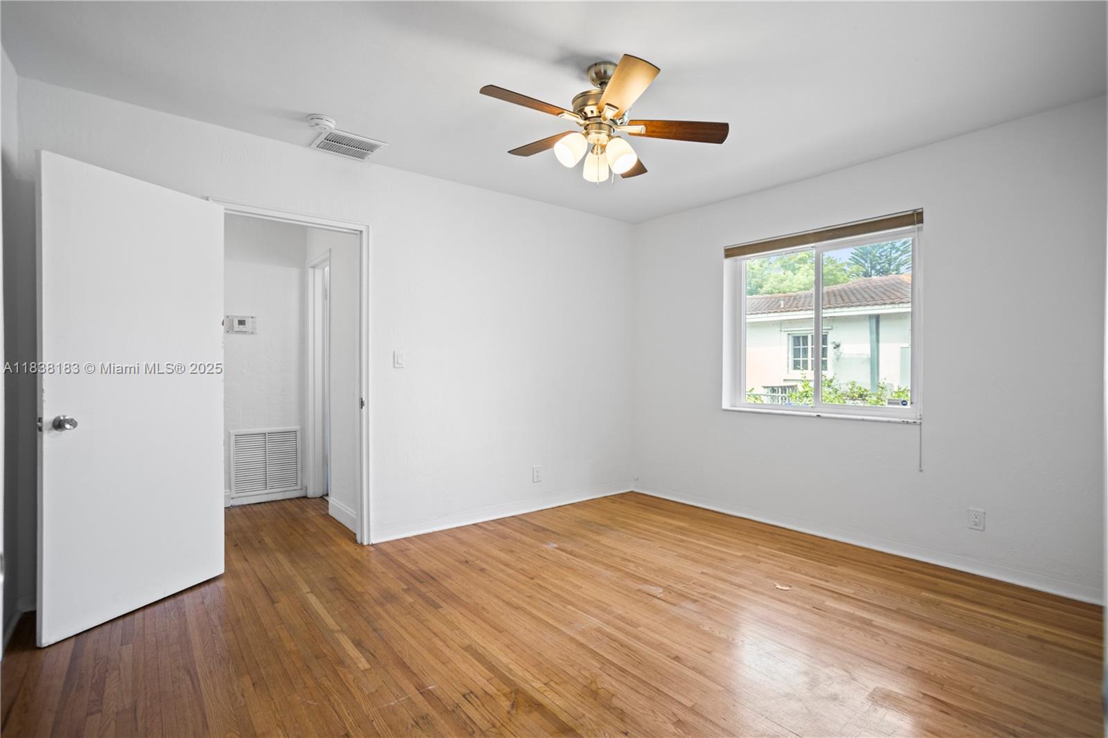 HOLLYWOOD LITTLE RANCHES - Residential