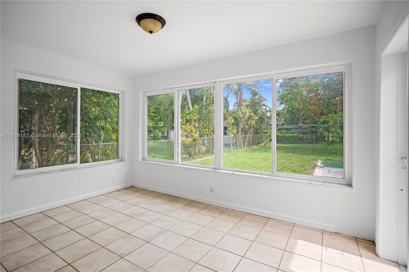 HOLLYWOOD LITTLE RANCHES - Residential