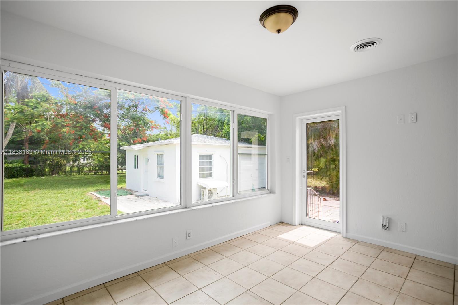 HOLLYWOOD LITTLE RANCHES - Residential