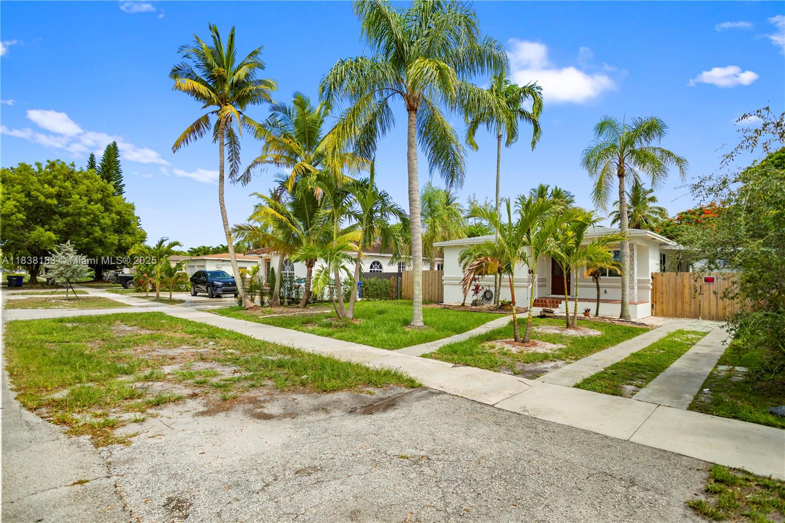 HOLLYWOOD LITTLE RANCHES - Residential