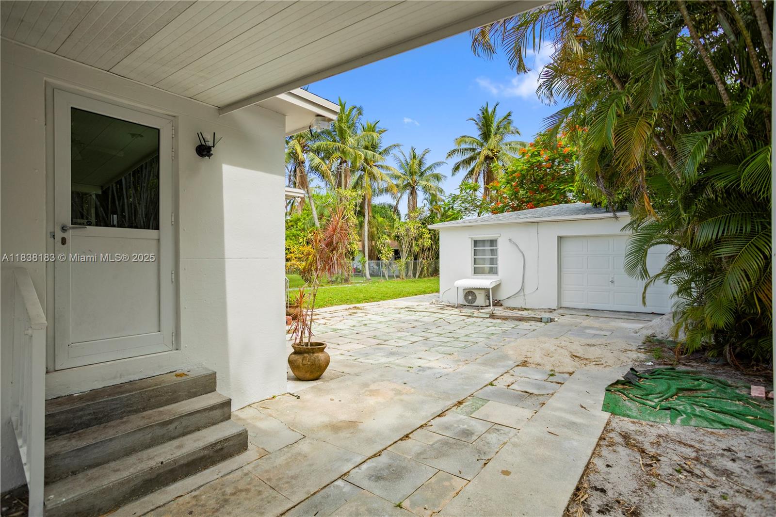 HOLLYWOOD LITTLE RANCHES - Residential