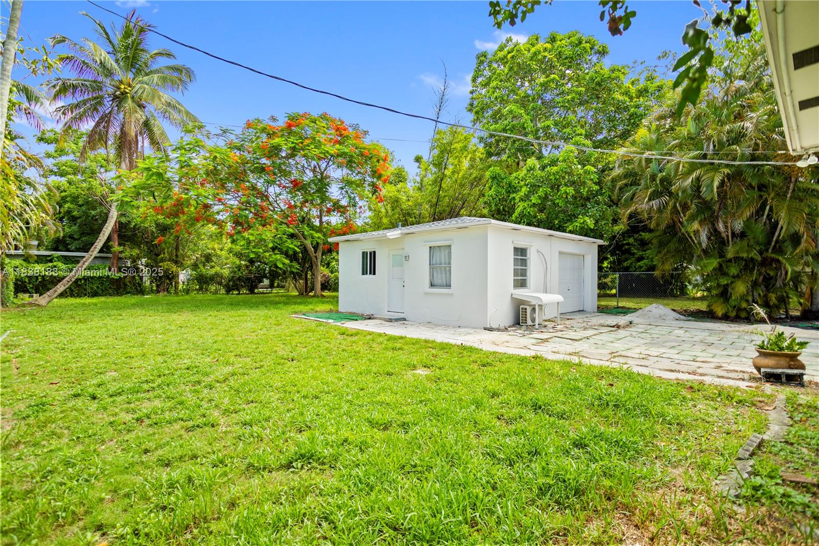 HOLLYWOOD LITTLE RANCHES - Residential