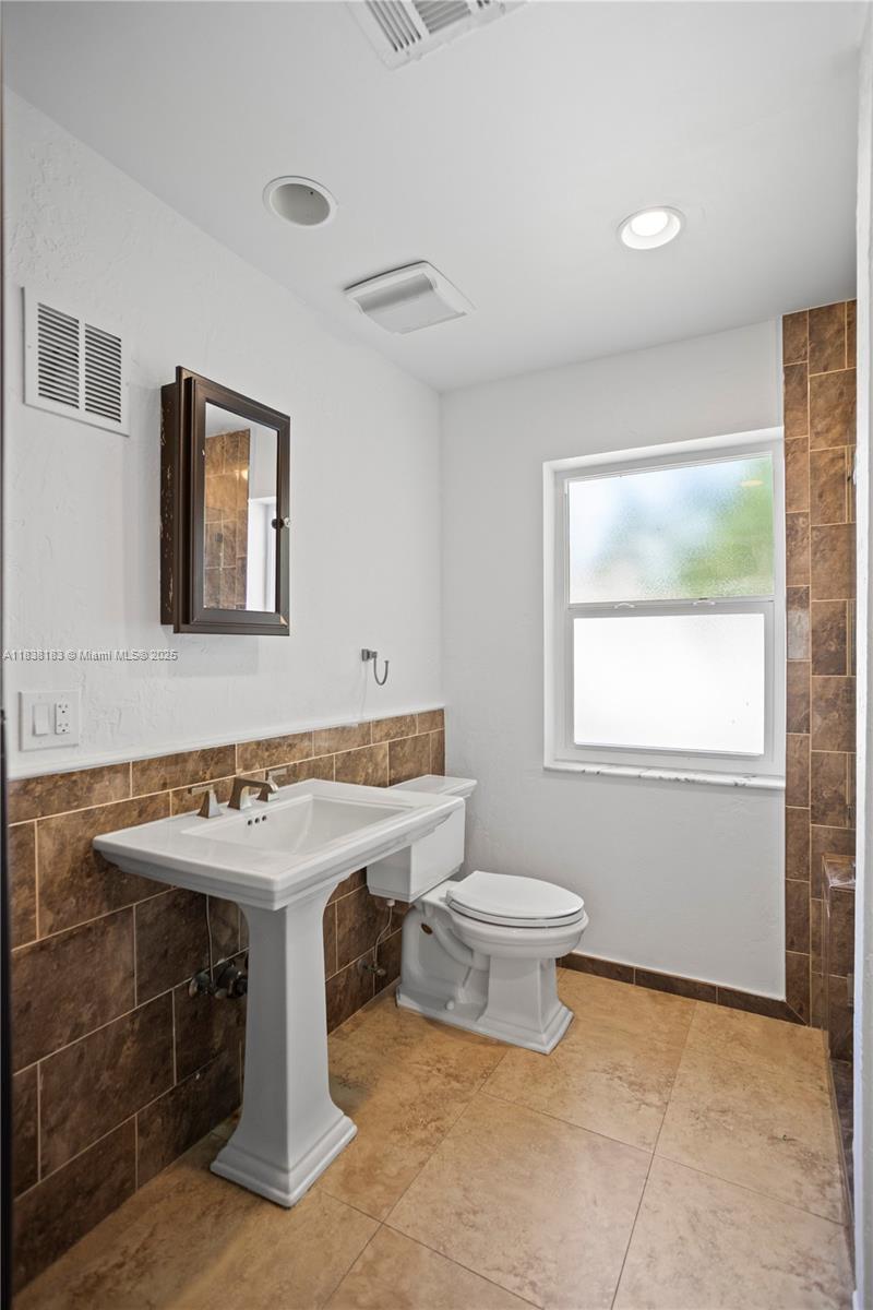 HOLLYWOOD LITTLE RANCHES - Residential