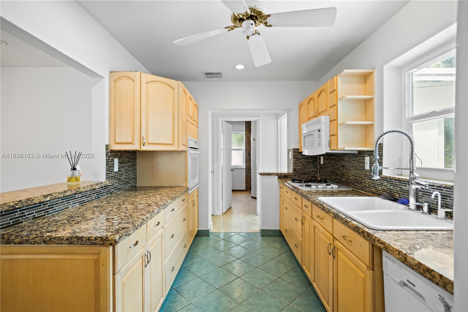 HOLLYWOOD LITTLE RANCHES - Residential