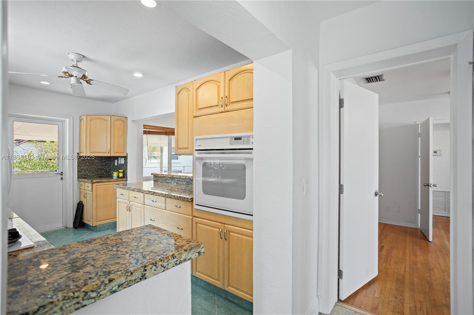 HOLLYWOOD LITTLE RANCHES - Residential