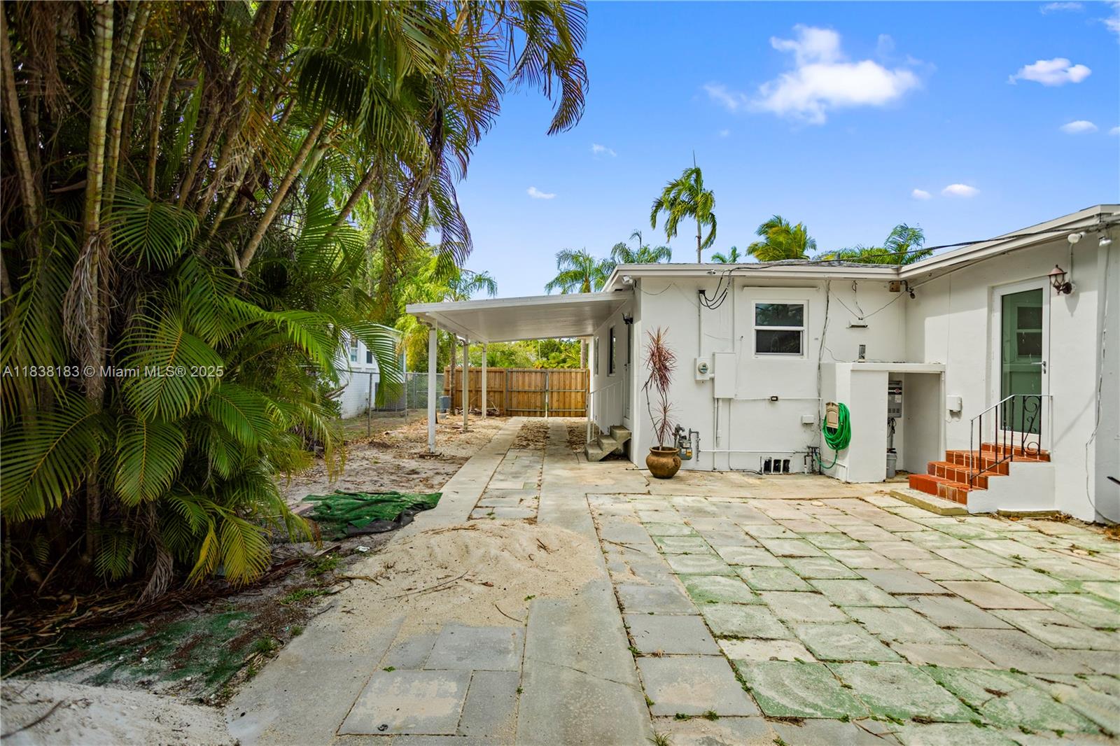 HOLLYWOOD LITTLE RANCHES - Residential