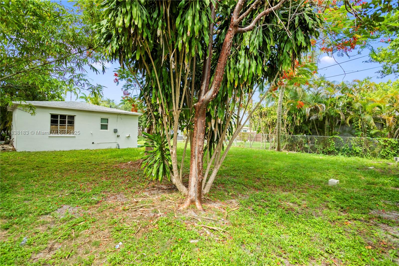 HOLLYWOOD LITTLE RANCHES - Residential