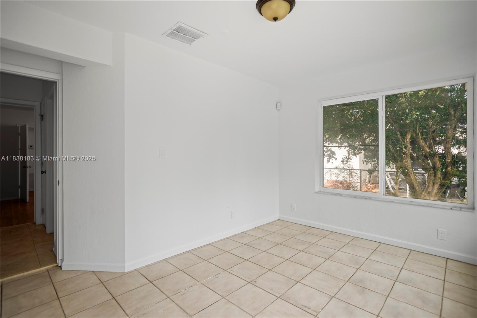 HOLLYWOOD LITTLE RANCHES - Residential