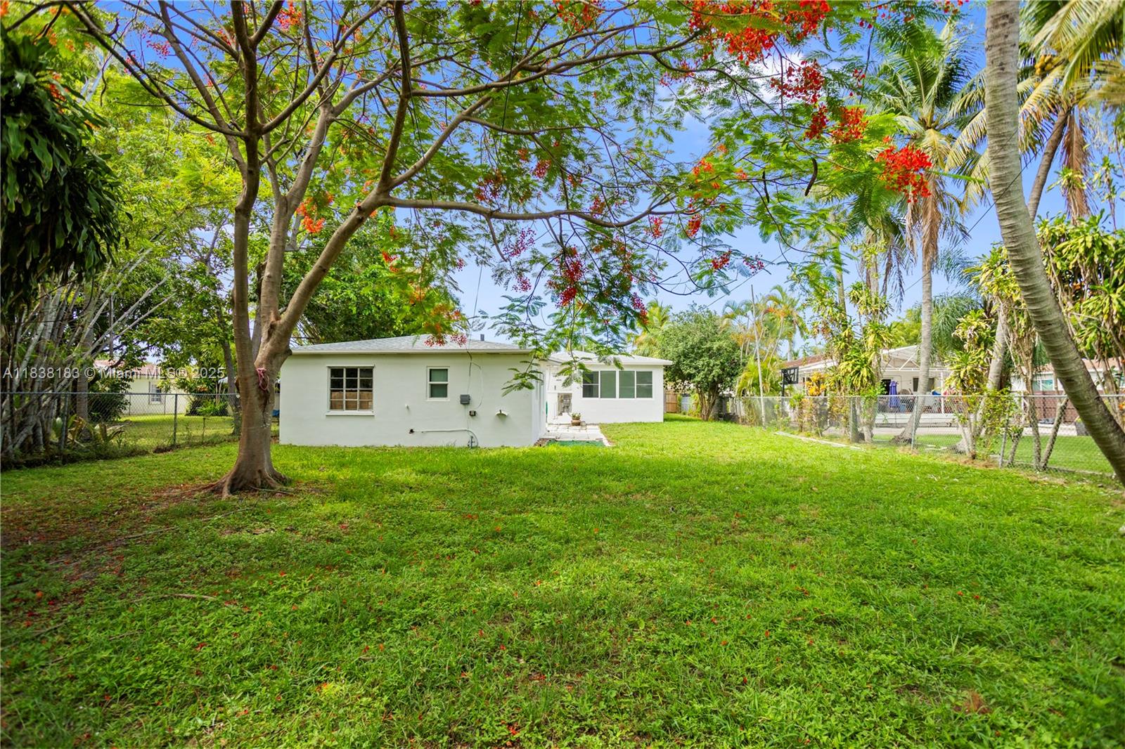 HOLLYWOOD LITTLE RANCHES - Residential