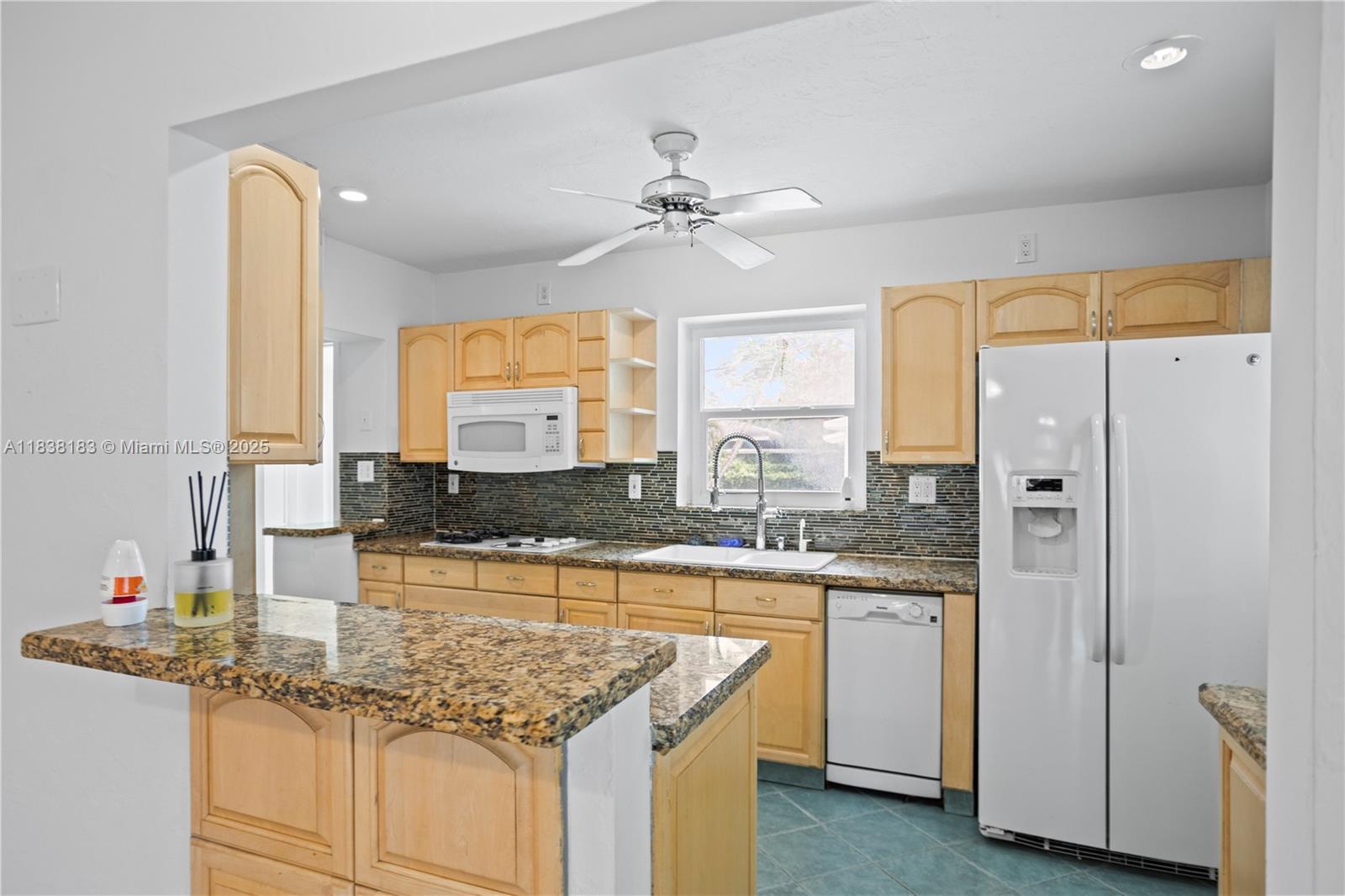 HOLLYWOOD LITTLE RANCHES - Residential