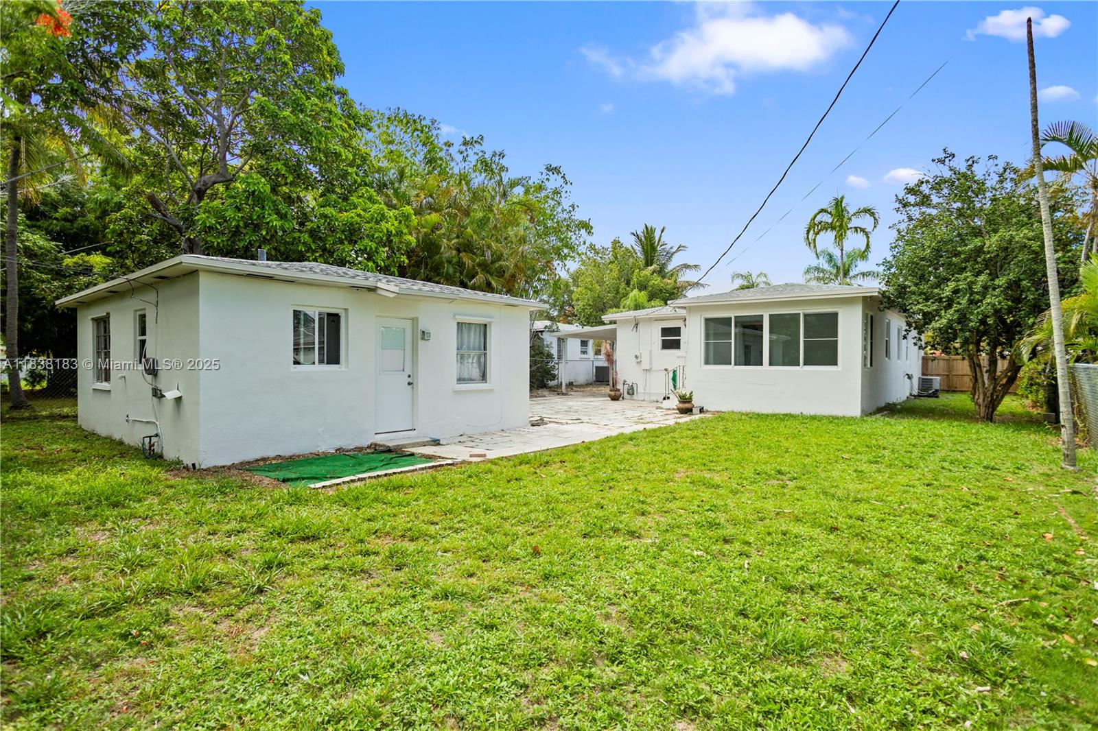 HOLLYWOOD LITTLE RANCHES - Residential