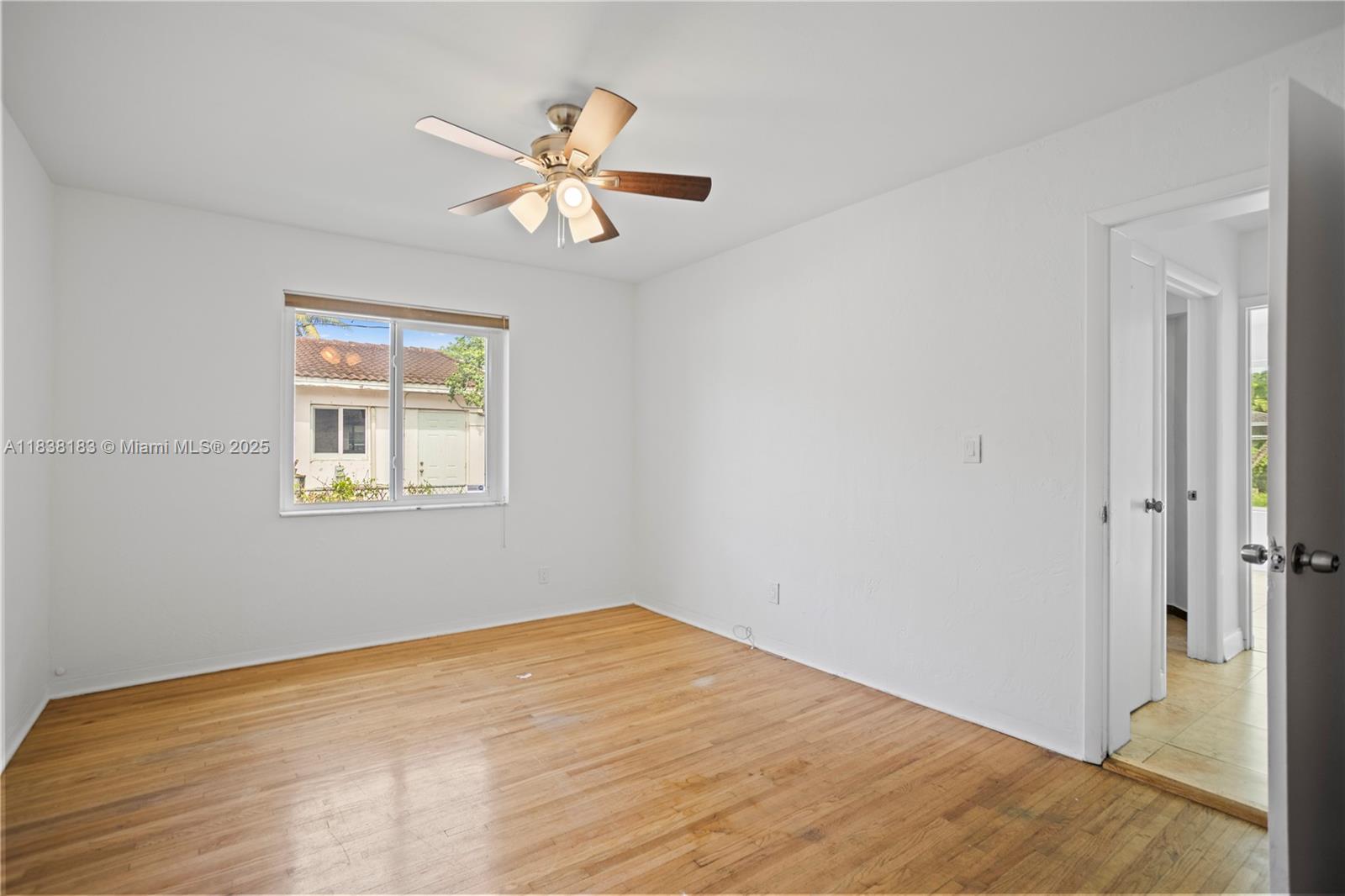 HOLLYWOOD LITTLE RANCHES - Residential