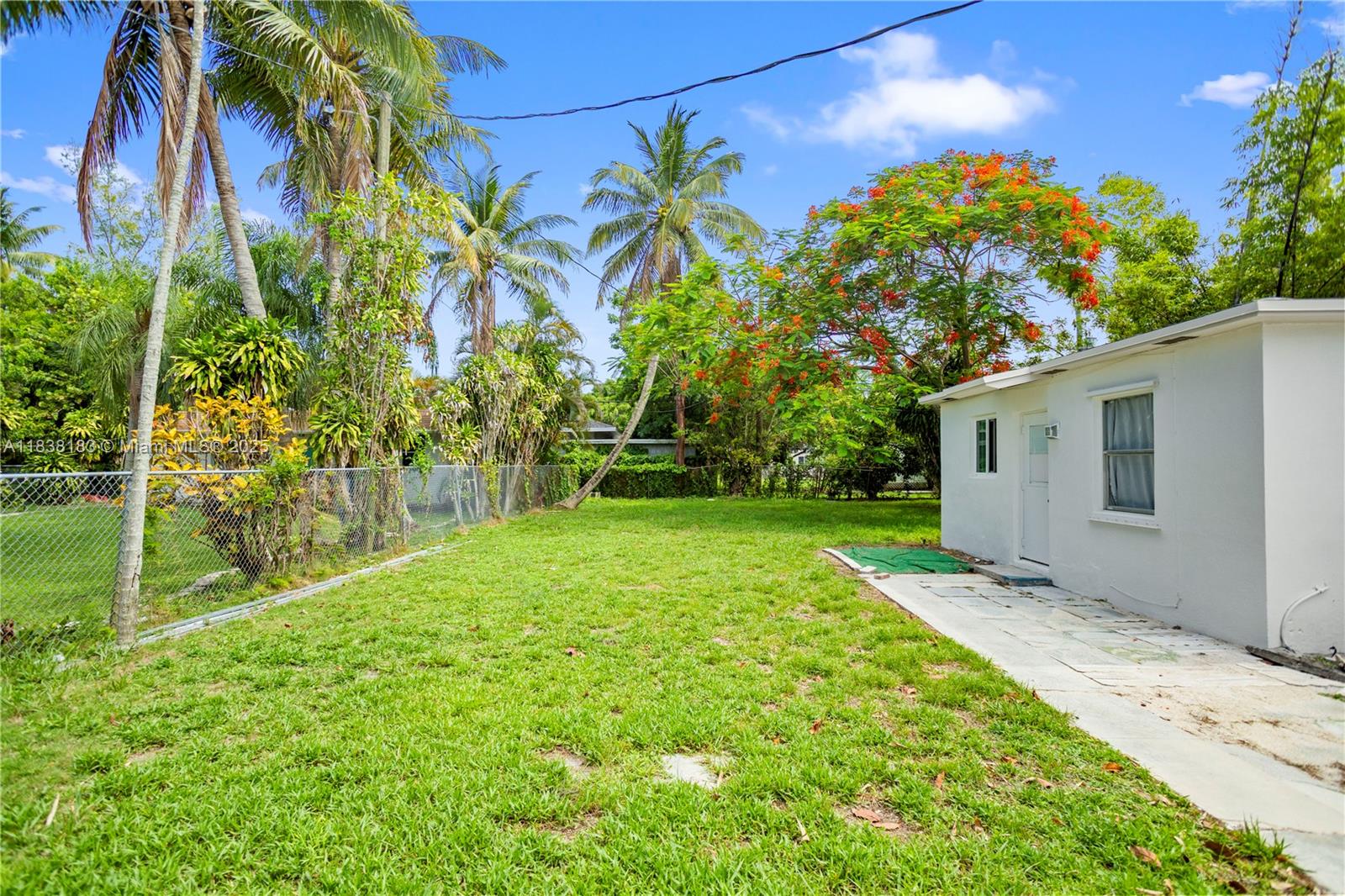 HOLLYWOOD LITTLE RANCHES - Residential