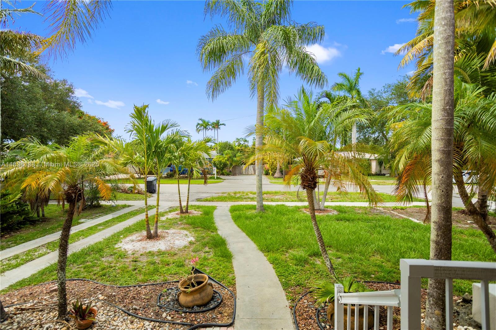 HOLLYWOOD LITTLE RANCHES - Residential