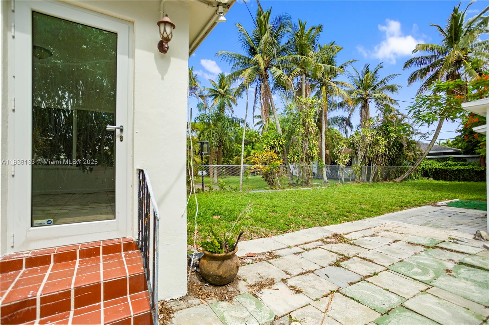 HOLLYWOOD LITTLE RANCHES - Residential