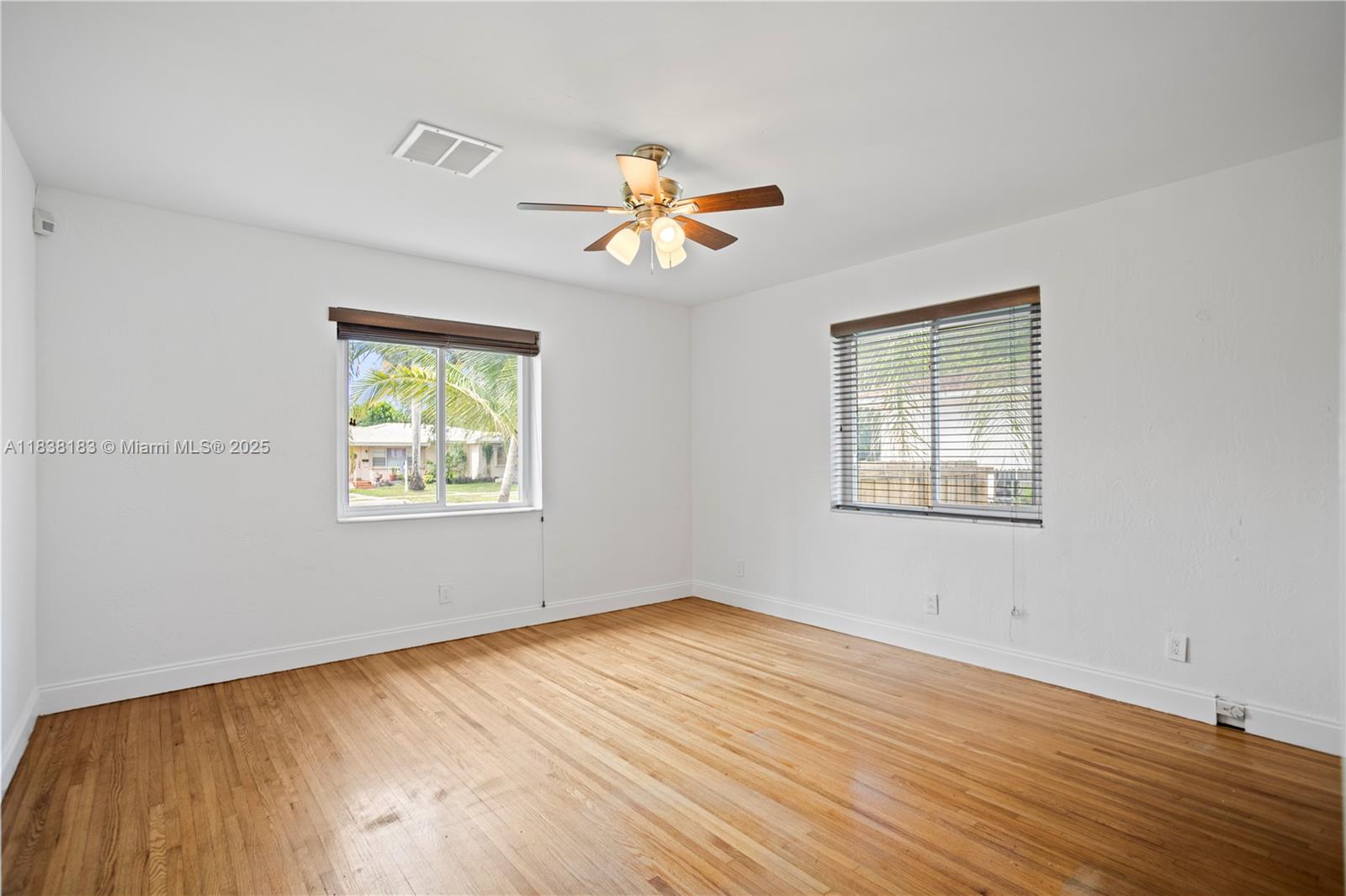 HOLLYWOOD LITTLE RANCHES - Residential