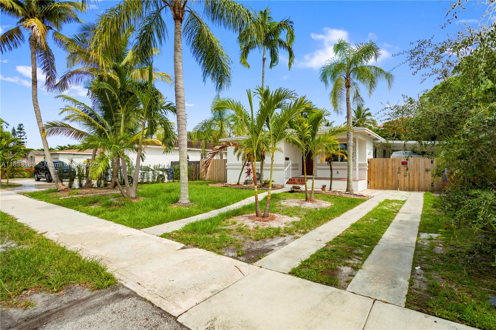 HOLLYWOOD LITTLE RANCHES - Residential