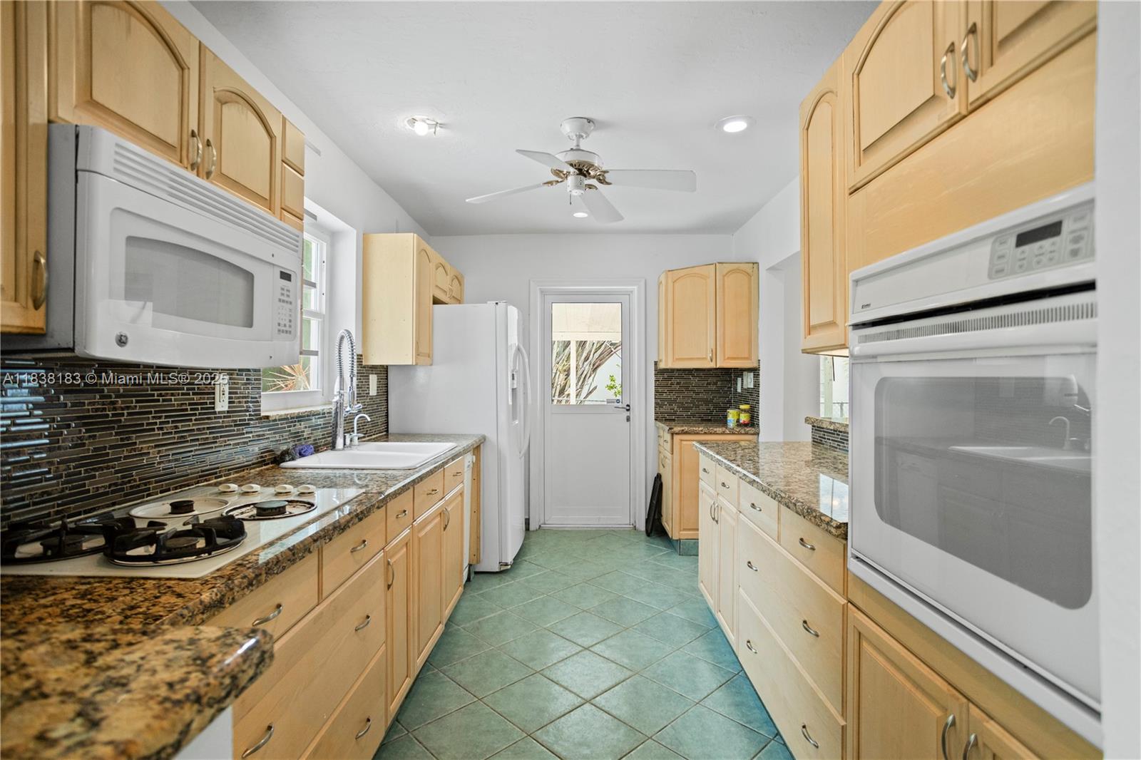 HOLLYWOOD LITTLE RANCHES - Residential