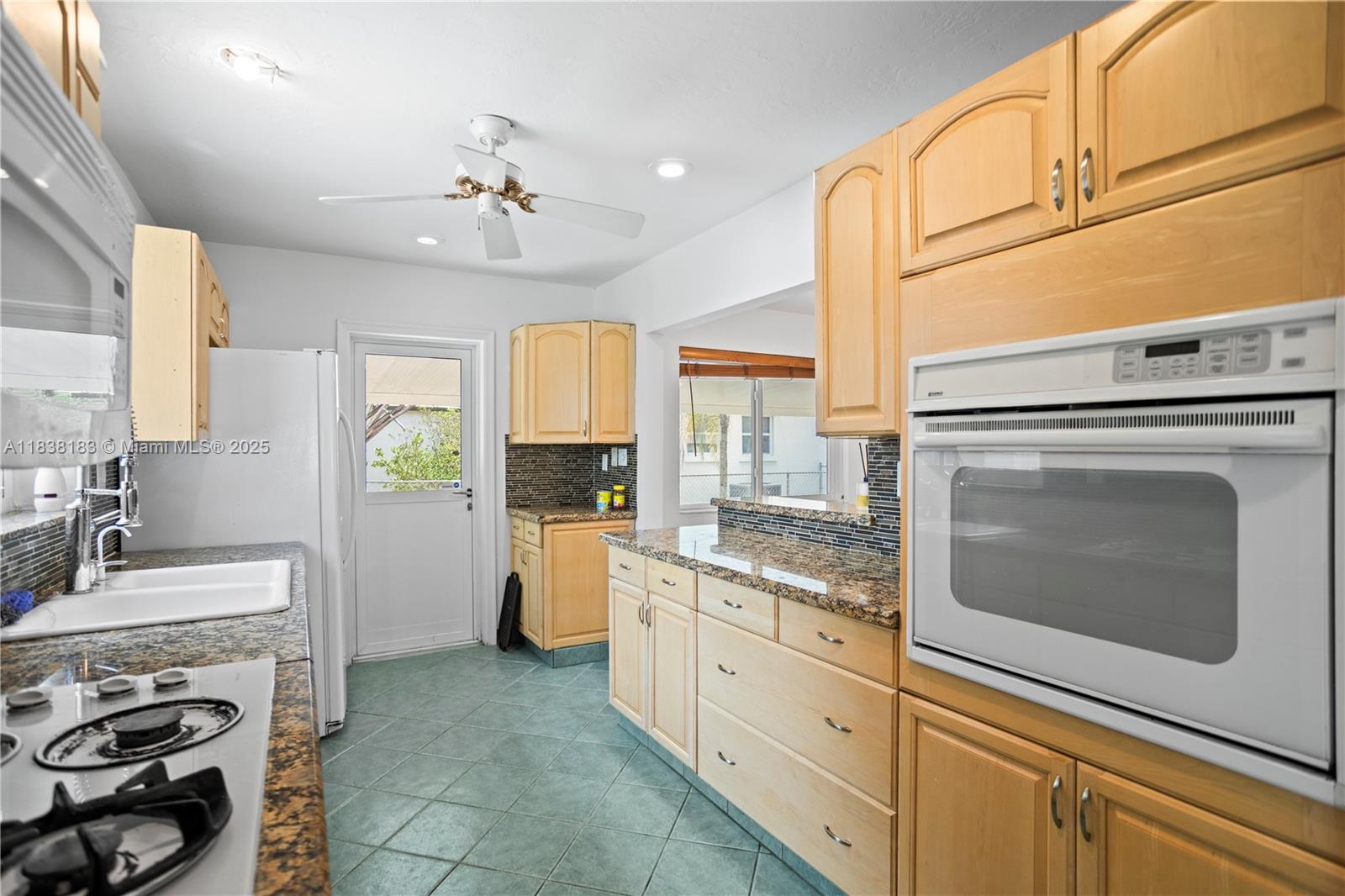 HOLLYWOOD LITTLE RANCHES - Residential