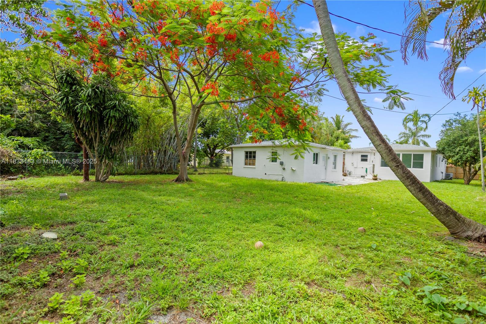 HOLLYWOOD LITTLE RANCHES - Residential