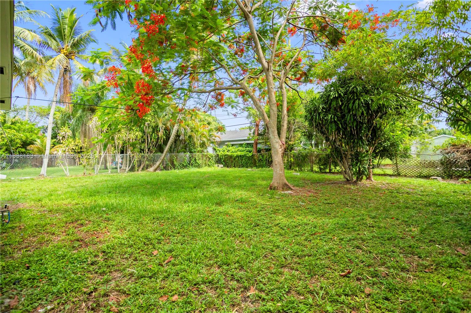 HOLLYWOOD LITTLE RANCHES - Residential