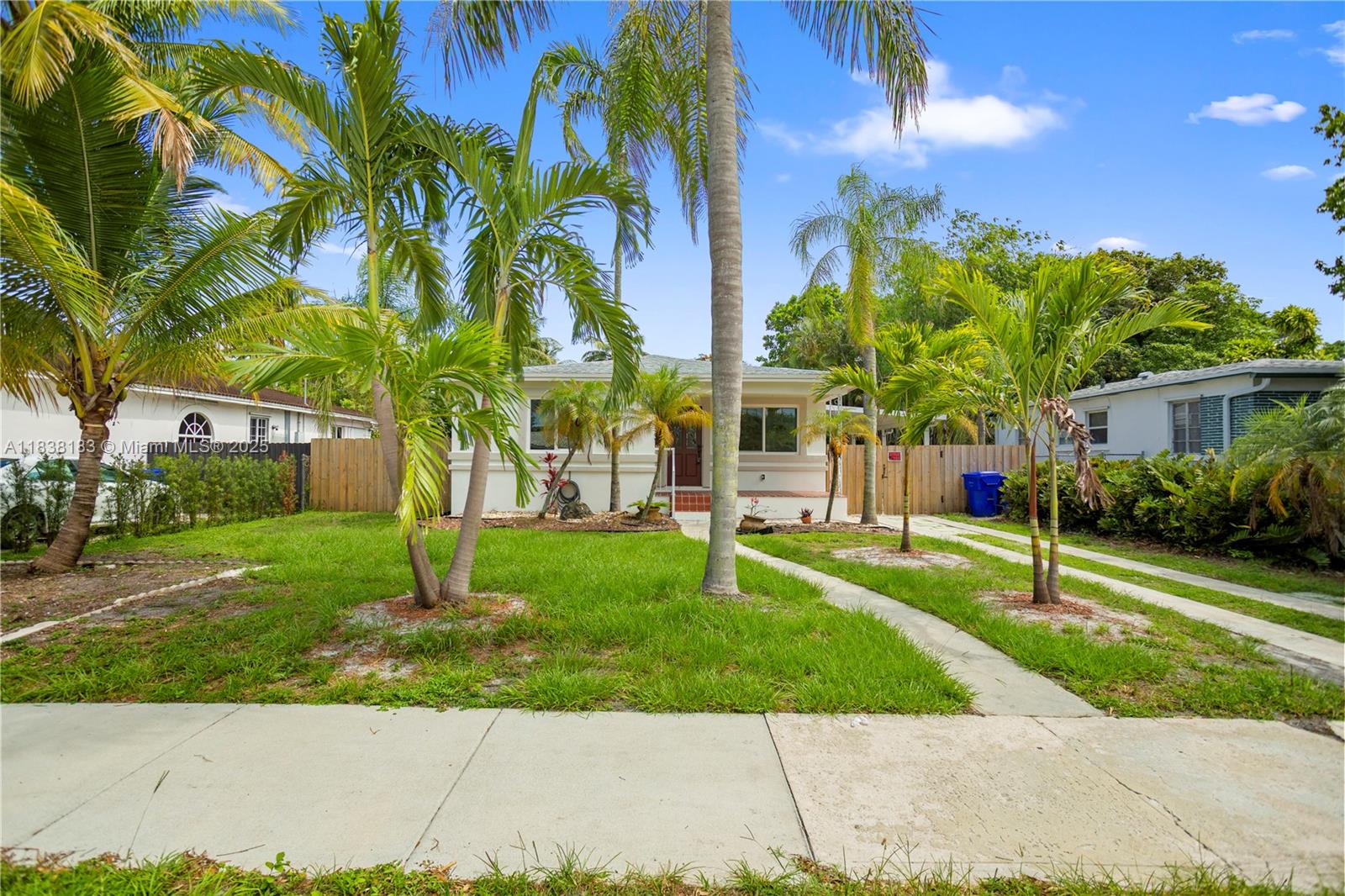 HOLLYWOOD LITTLE RANCHES - Residential