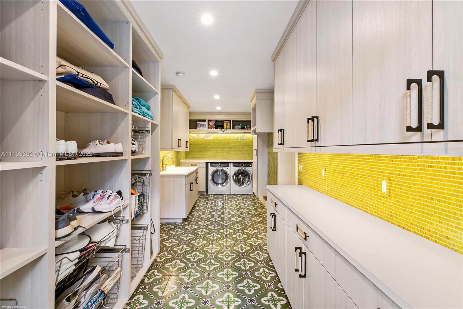 ISLAND BEACH THE REVISED - Residential