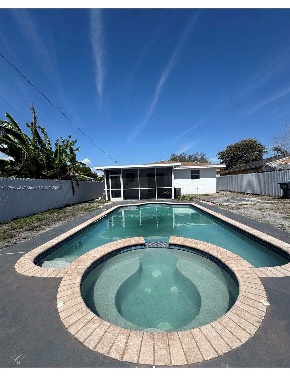 HOLLYWOOD PARK - Residential