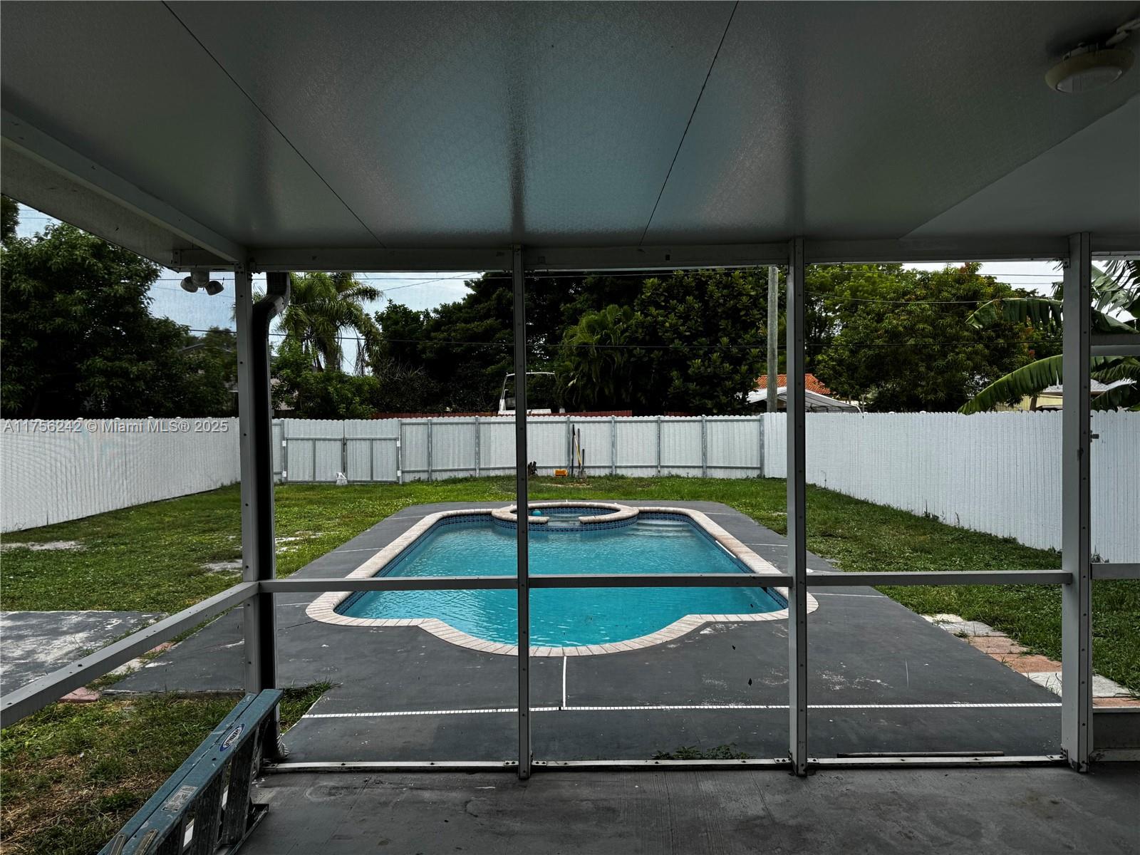 HOLLYWOOD PARK - Residential