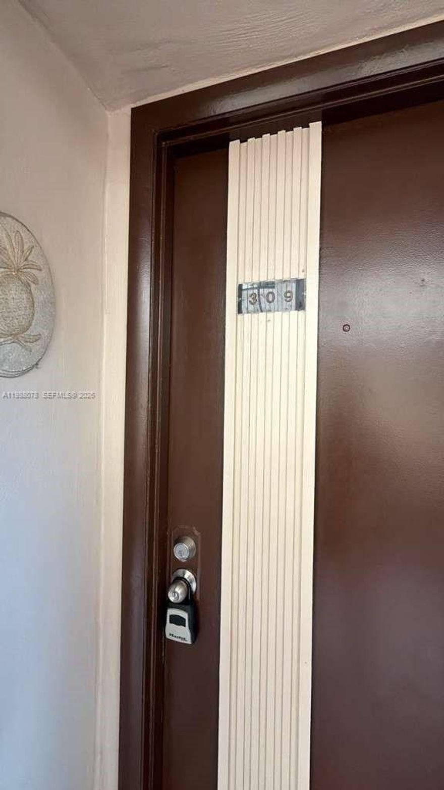 Beautiful 1 bedroom 1 1/2 bathrooms at Horizons West Condo. Unit is extremely nice and spacious. Excellent location won't last. Easy to show.