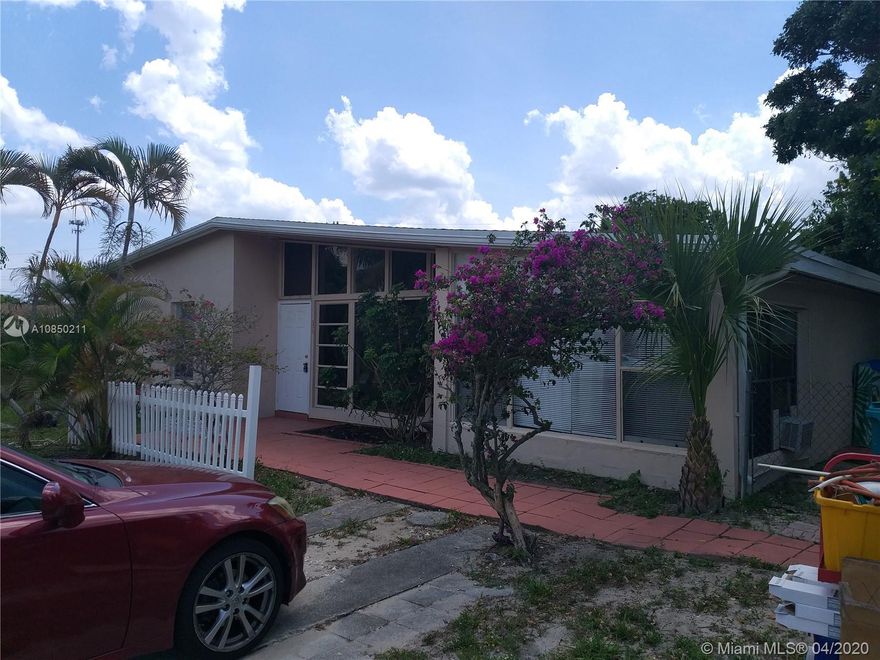 4 bedrooms 2 bath home with a bonus room that can be used as an office. 
 Close to highway and shops. Must see to appreciate.