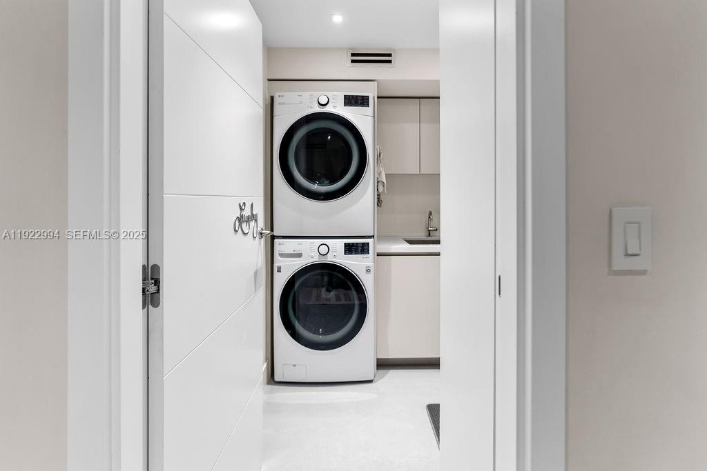 COCONUT GROVE MANOR - Residential