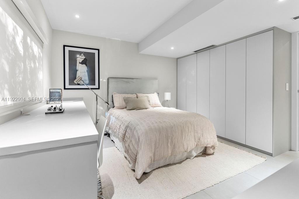 COCONUT GROVE MANOR - Residential