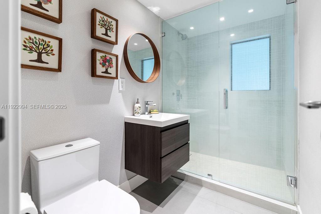 COCONUT GROVE MANOR - Residential