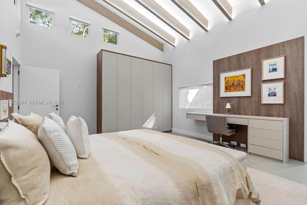 COCONUT GROVE MANOR - Residential