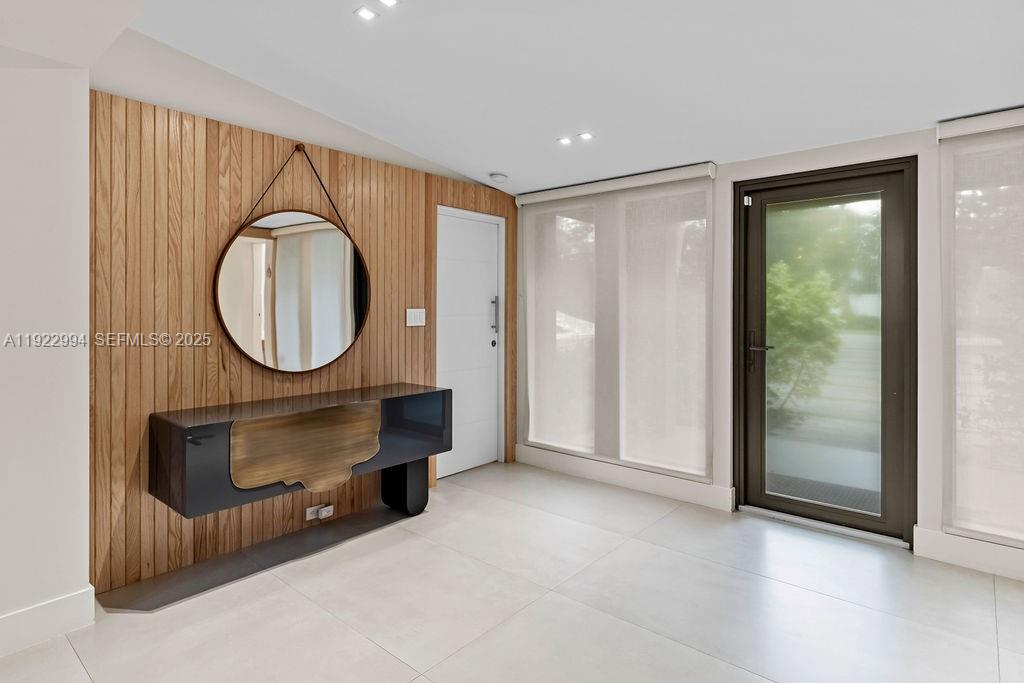 COCONUT GROVE MANOR - Residential