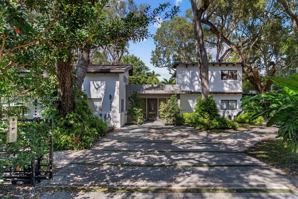 COCONUT GROVE MANOR - Residential